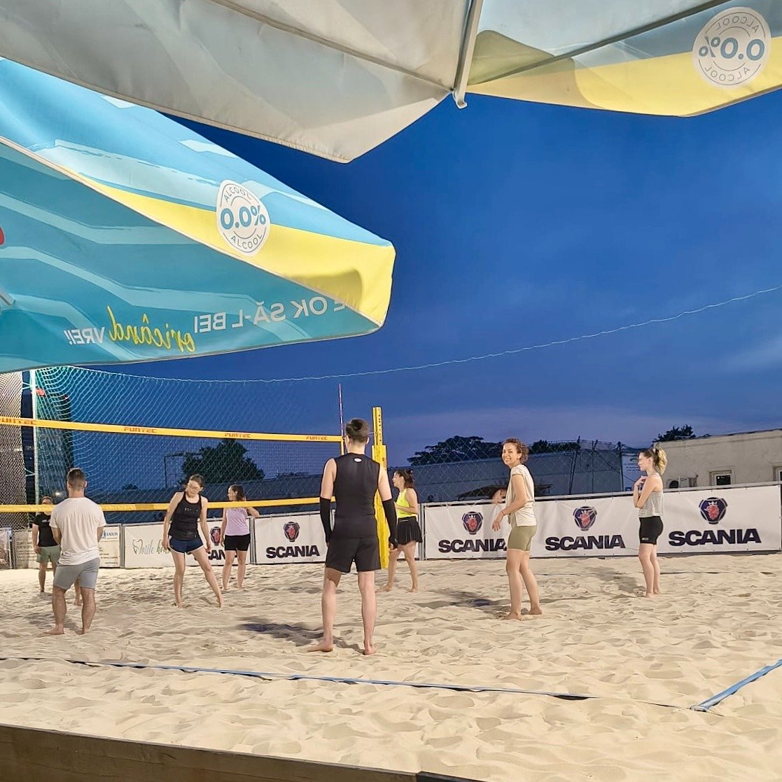 Membri Gatherings la un meci de volei pe nisip